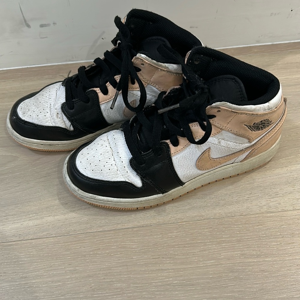Like new 100% authentic Air Jordan 1 Mid Arctic Orange Black Toe Sz 4.5 Y